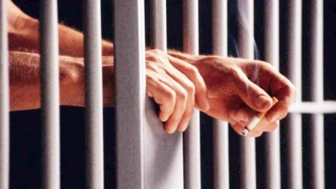 Poliţist condamnat la închisoare după ce a săvârşit mai multe infracţiuni