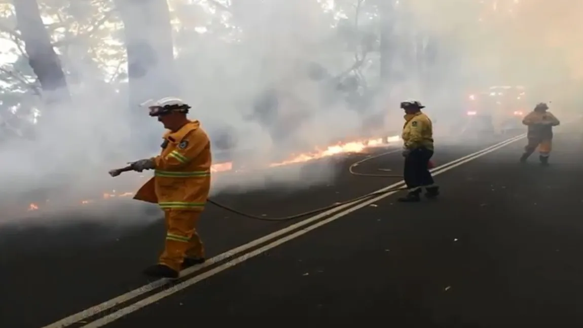 Imagini apocaliptice în Australia, turiştii au fost prinşi în mijlocul flăcărilor VIDEO