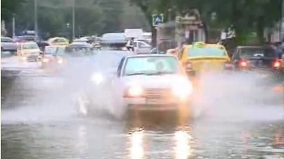 Inundaţii în Arad şi Timiş, ploile torenţiale au făcut prăpăd. Mai multe străzi au fost închise circulaţiei
