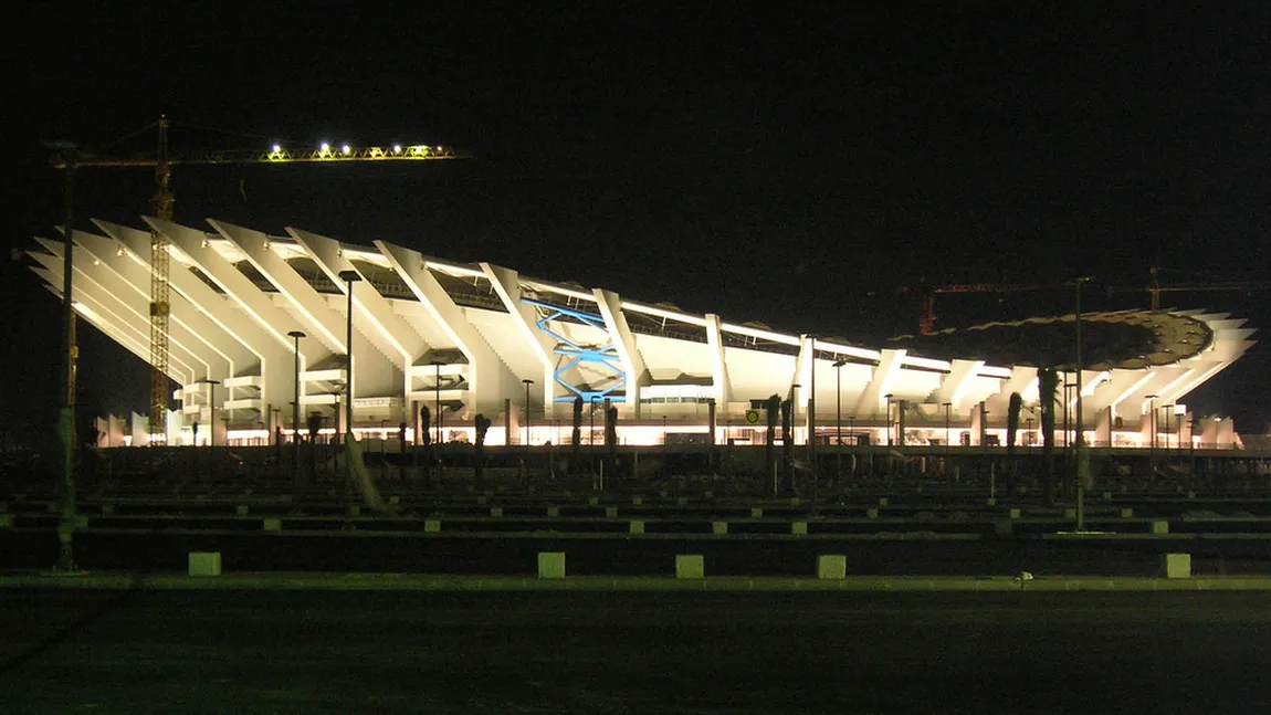 Zeci de răniţi pe stadion, după prăbuşirea unui bariere de protecţie. Oamenii au căzut în gol VIDEO