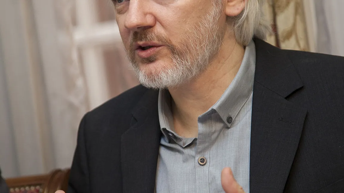 Fondatorul WikiLeaks, Julian Assange, a primit cetăţenie de la Ecuador, în ambasda din Londra a acestui stat