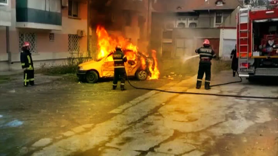 Clipe de panică în Tulcea. O maşină a fost cuprinsă de flăcări VIDEO