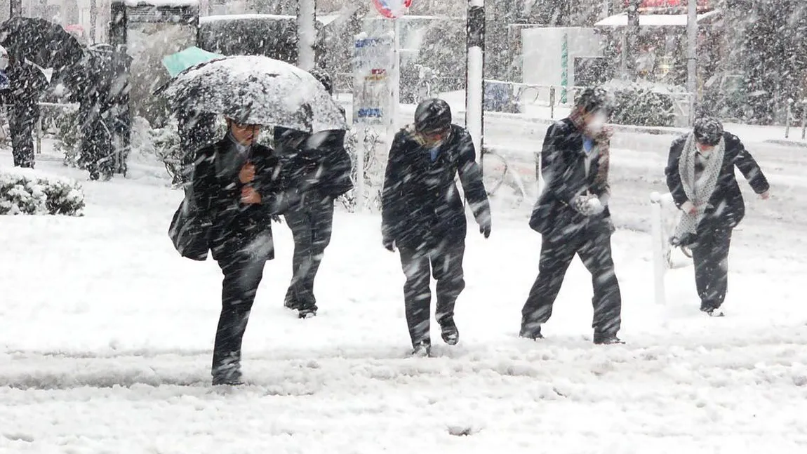 Alerte meteo COD GALBEN de ninsori şi viscol. Ninge puternic în Bucureşti, traficul se desfăşoară cu greutate