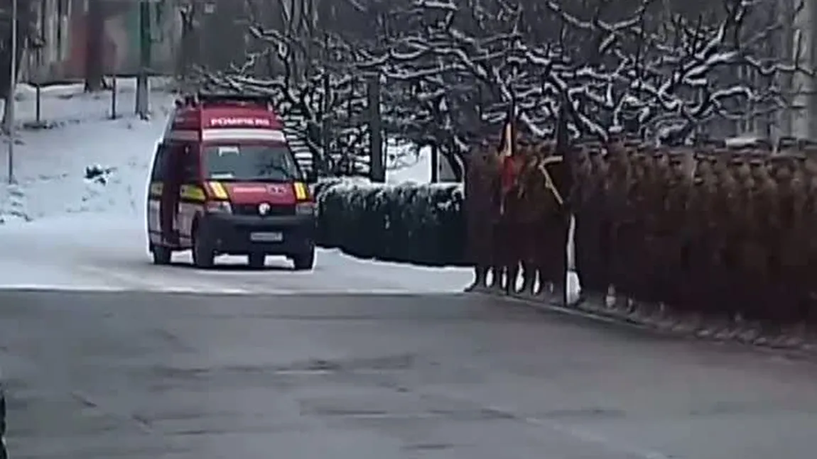 Un militar a leşinat în timpul unei ceremonii la care participa şi ministrul Apărării
