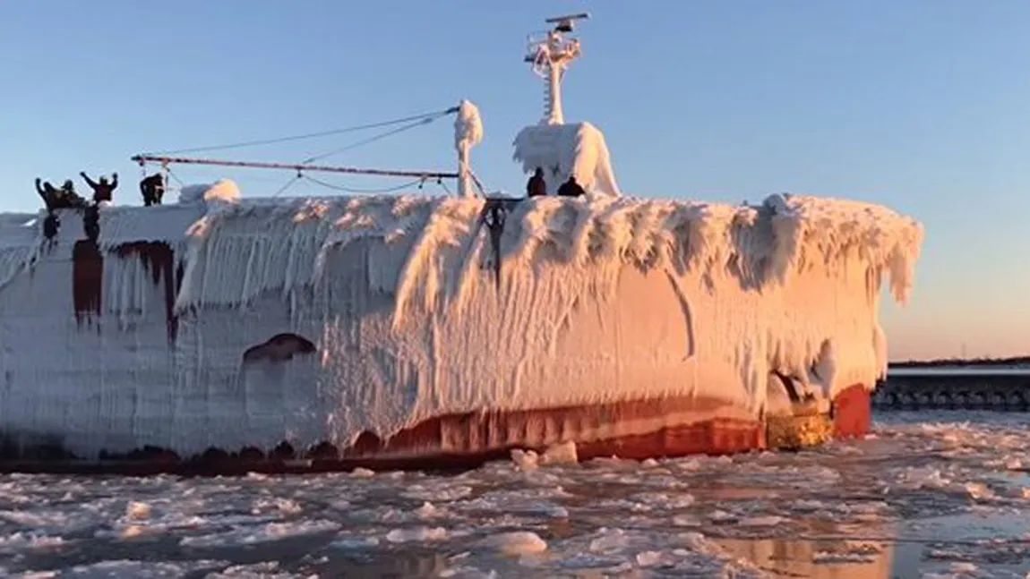 Efectele incredibile ale frigului din America. O navă îngheţată intră într-un port din SUA VIDEO