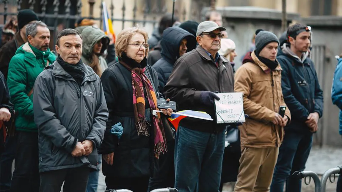 Protestatarii din Sibiu s-au adunat în faţa sediului PSD pentru a marca debutul protestului mut. 