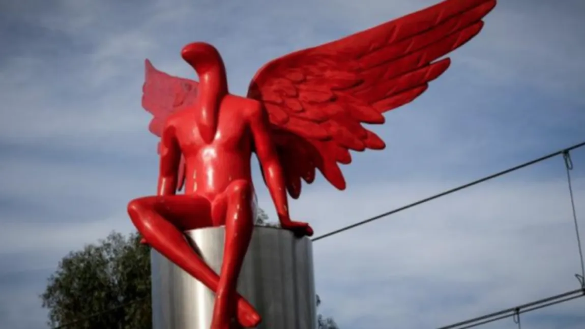 Statuia unui înger roşu, dărâmată de protestatari greci pentru că îl simboliza mai degrabă pe Lucifer