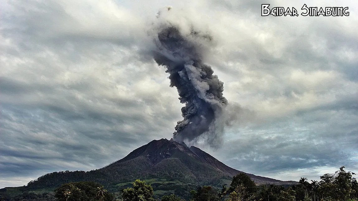 Erupţie masivă a vulcanului Sinabung. Cenuşa vulcanică a fost aruncată la 1,3 km înălţime