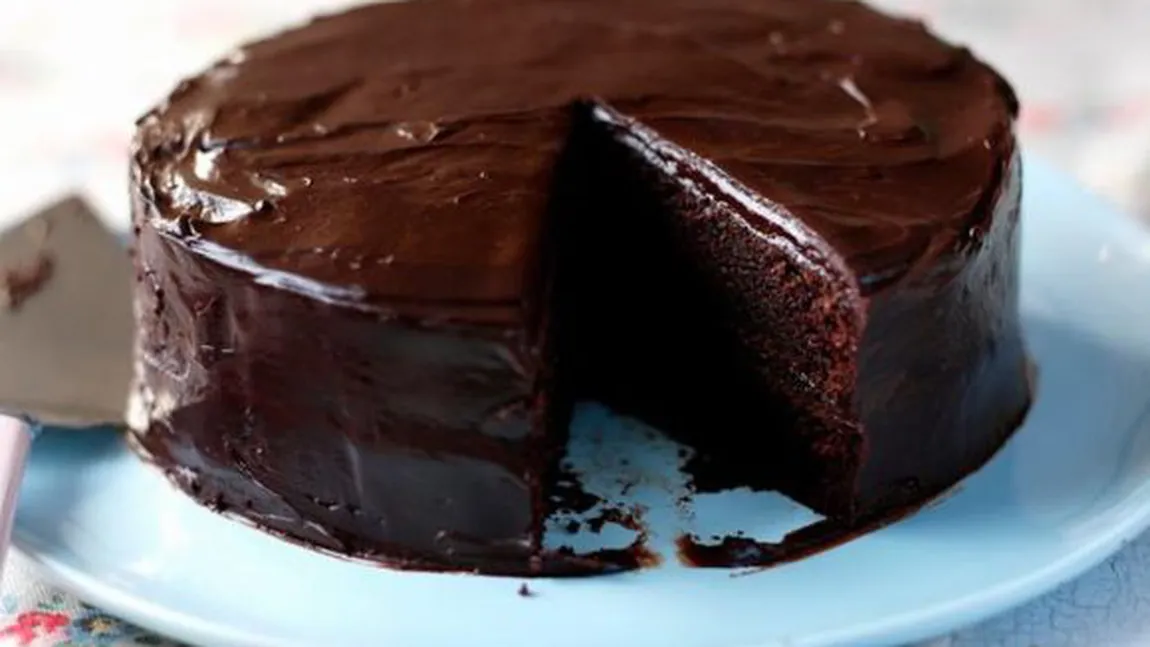 DESERTUL ZILEI: Tort de ciocolată cu glazură