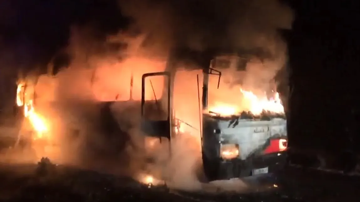 Autobuz mistuit de flăcări, clipe de groază. În momentul în care a văzut flăcările, şoferul a avut o reacţie uimitoare
