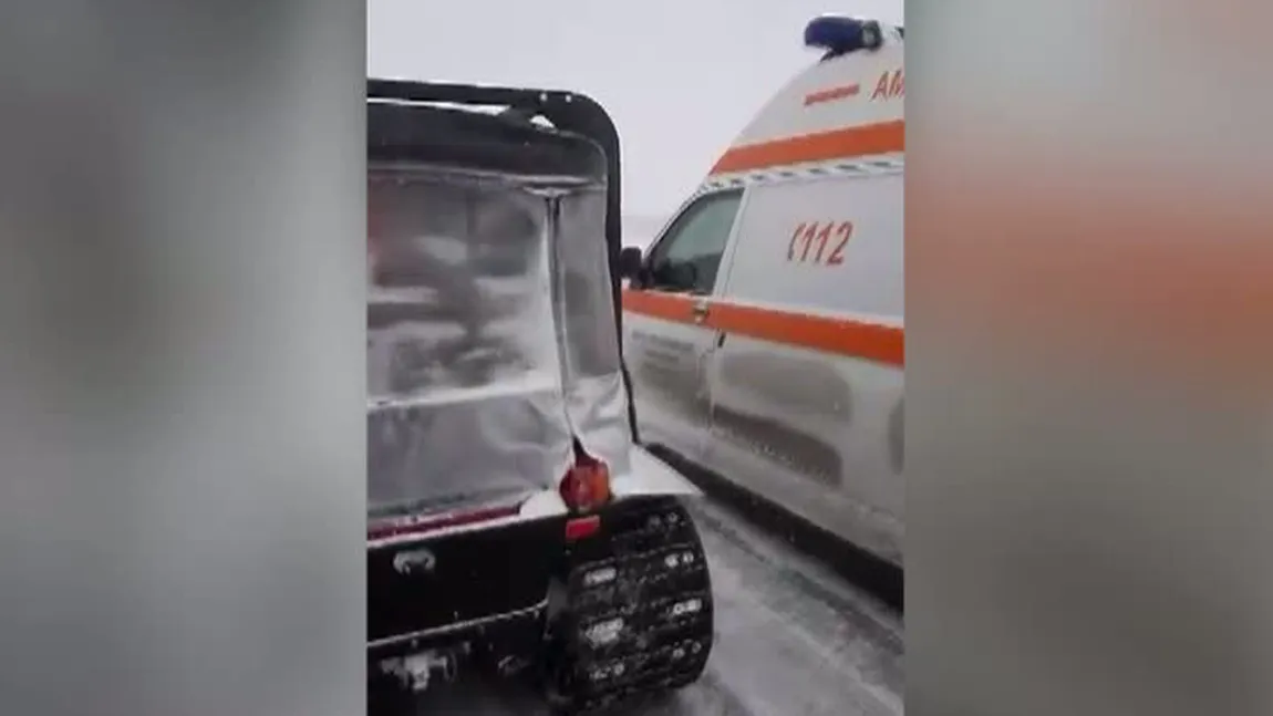 Incidente grave din cauza vremii. O femeie însărcinată a fost preluată de o autoşenilată, după ce a început să aibă contracţii