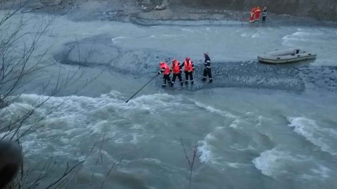 Descoperire macabră în râul Jiu. Ce au găsit pompierii când au ajuns la locul incidentului