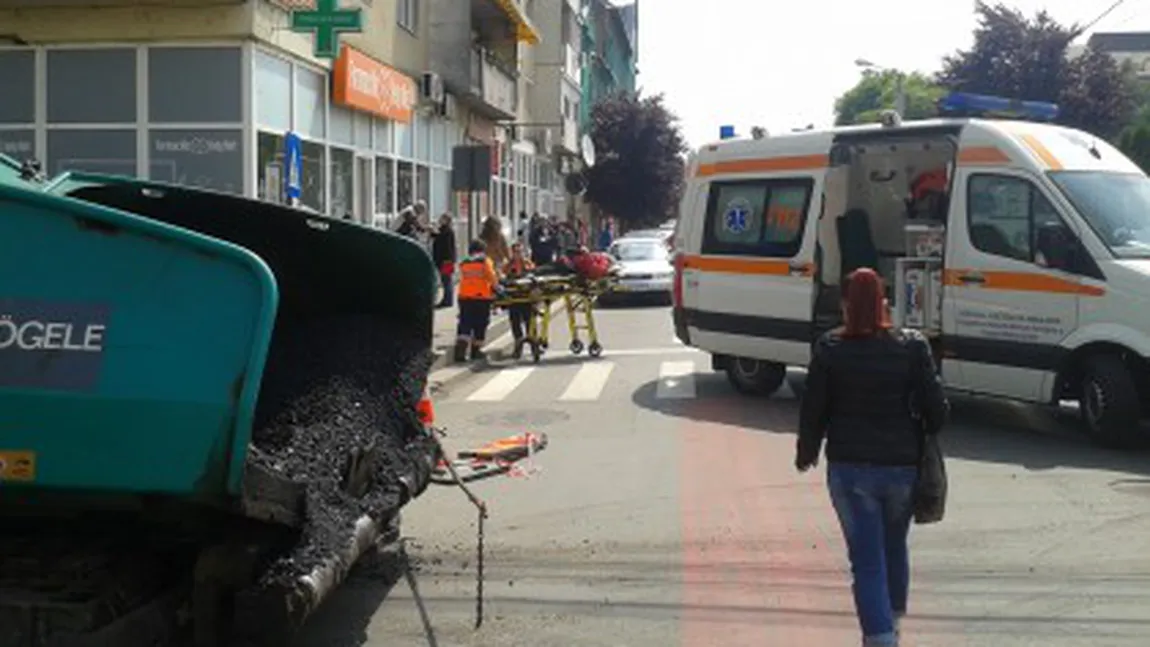 Intervenţie scandaloasă a ambulanţei. Victima unui accident a fost urcată pe targă fără să-i fie imobilizate picioarele