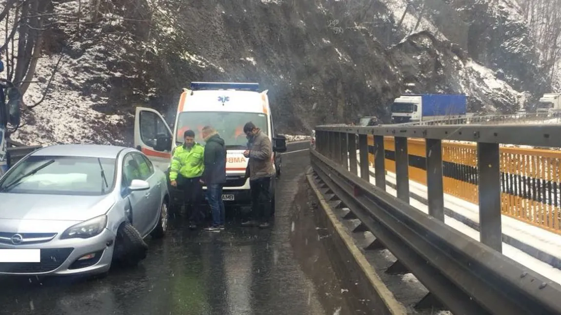 Trafic rutier blocat pe Valea Oltului după un accident în care au fost implicate doi maşini şi un TIR