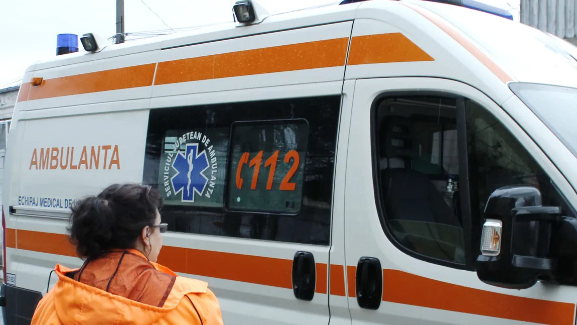 Accident din cauza vremii, o persoană a rămas încarcerată. O ambulanţă care transporta doi copii a rămas înzăpezită