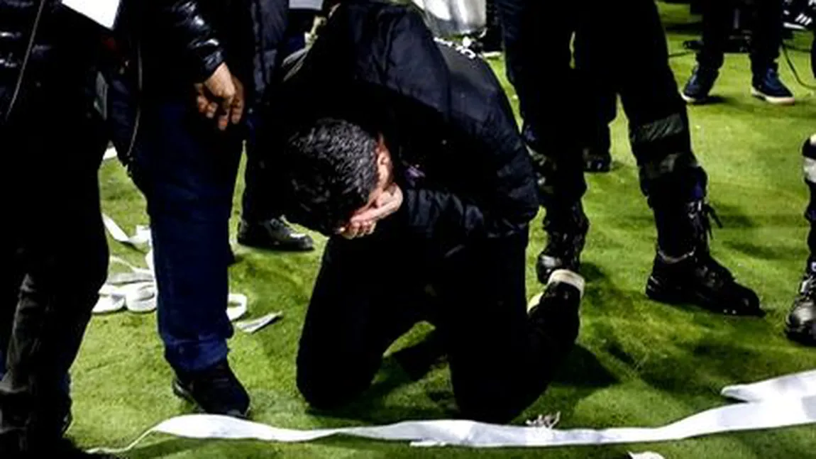 Incidente grave la Salonic. Fanii echipei lui Răzvan Lucescu iau cu asalt vestiarul lui Olympiakos, antrenorul oaspeţilor a fost lovit