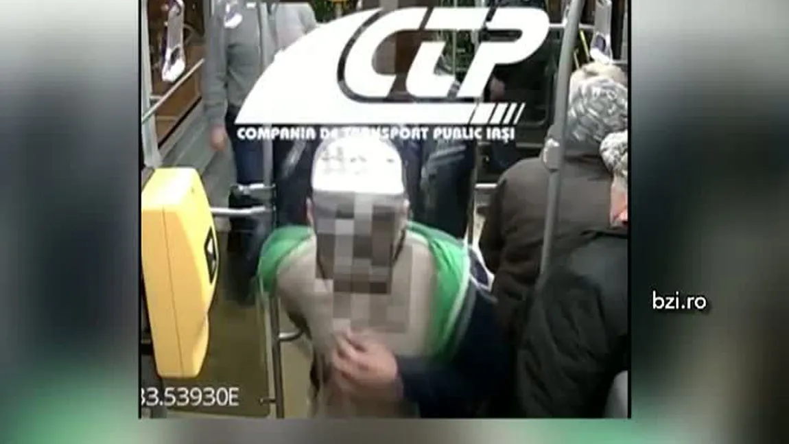 Au apărut imagini cu atacul de la Iaşi, unde un tânăr a fost înjunghiat în autobuz. Cum s-a petrecut totul VIDEO
