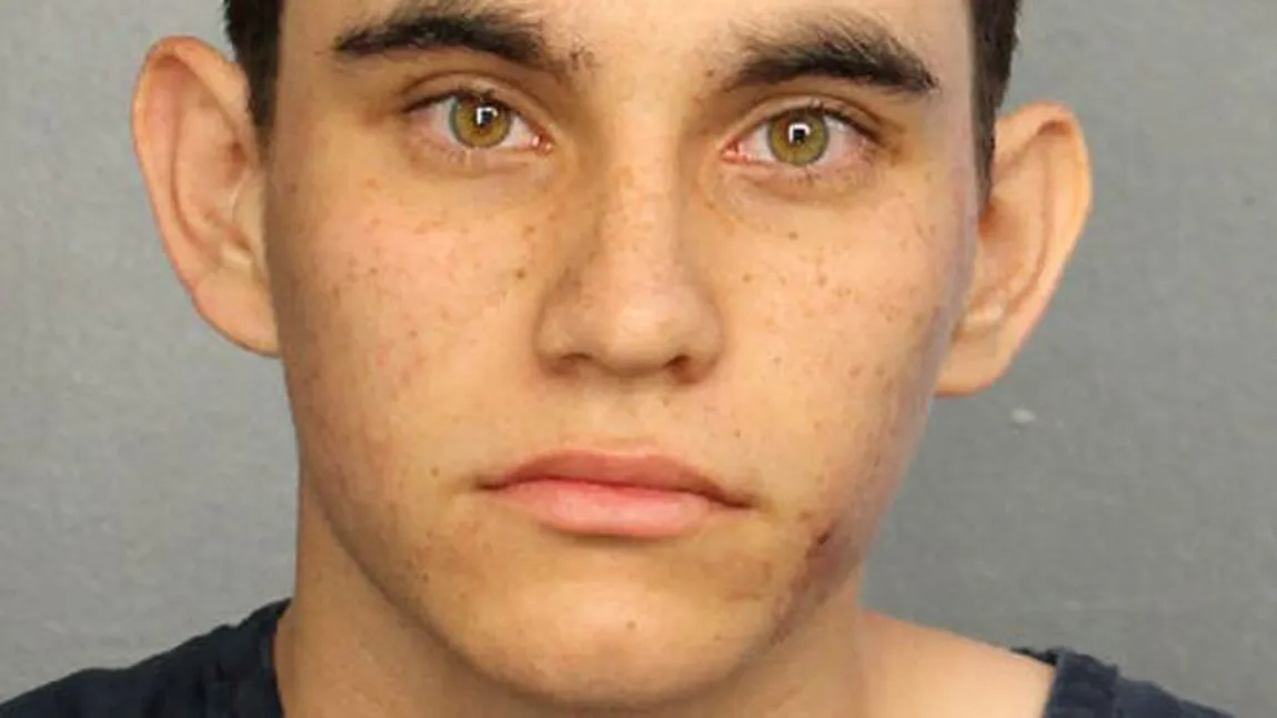 Portretul criminalului de la liceul din Florida: Un tânăr orfan, cu trecut tulburat şi o puşcă AR-15 cu care a comis atacul