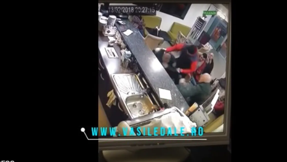 Salvamontist bătut cu sălbăticie în bar VIDEO