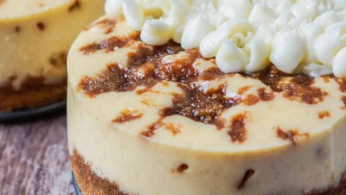 DESERTUL ZILEI: Cheesecake cu scorţişoară şi blat de biscuiţi