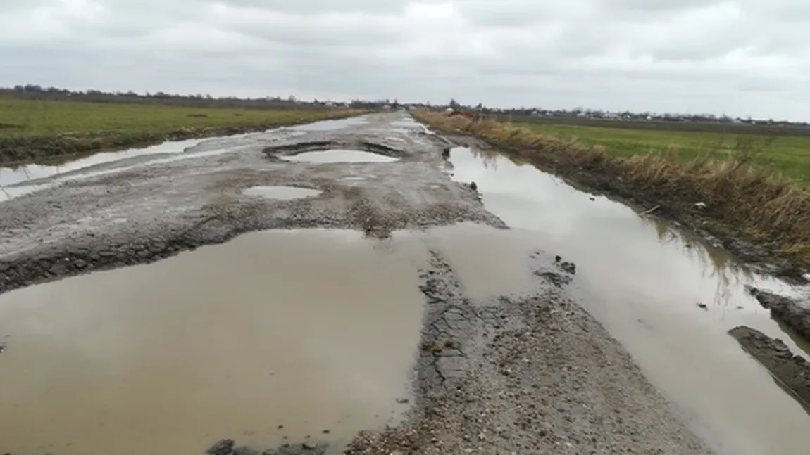 Imagini uluiotoare cu un drum judeţean din Vrancea. Ce se întâmplă cu el când plouă