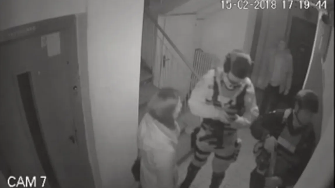 Momentul în care mascaţii au intrat în casă peste familia unui profesor, surprins de CAMERELE VIDEO. Poliţia și Parchetul fac anchetă