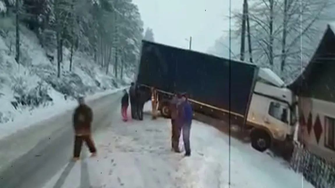 Accidente grave şi avarii la reţeaua electrică din cauza vremii. Mai multe maşini au fost avariate, după ce au derapat pe zăpadă VIDEO