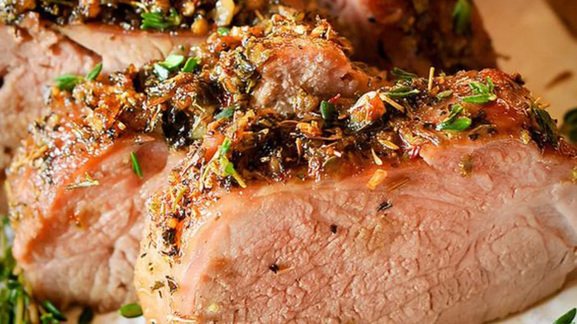 Muşchiuleţ de porc în crustă de usturoi şi verdeţuri aromate