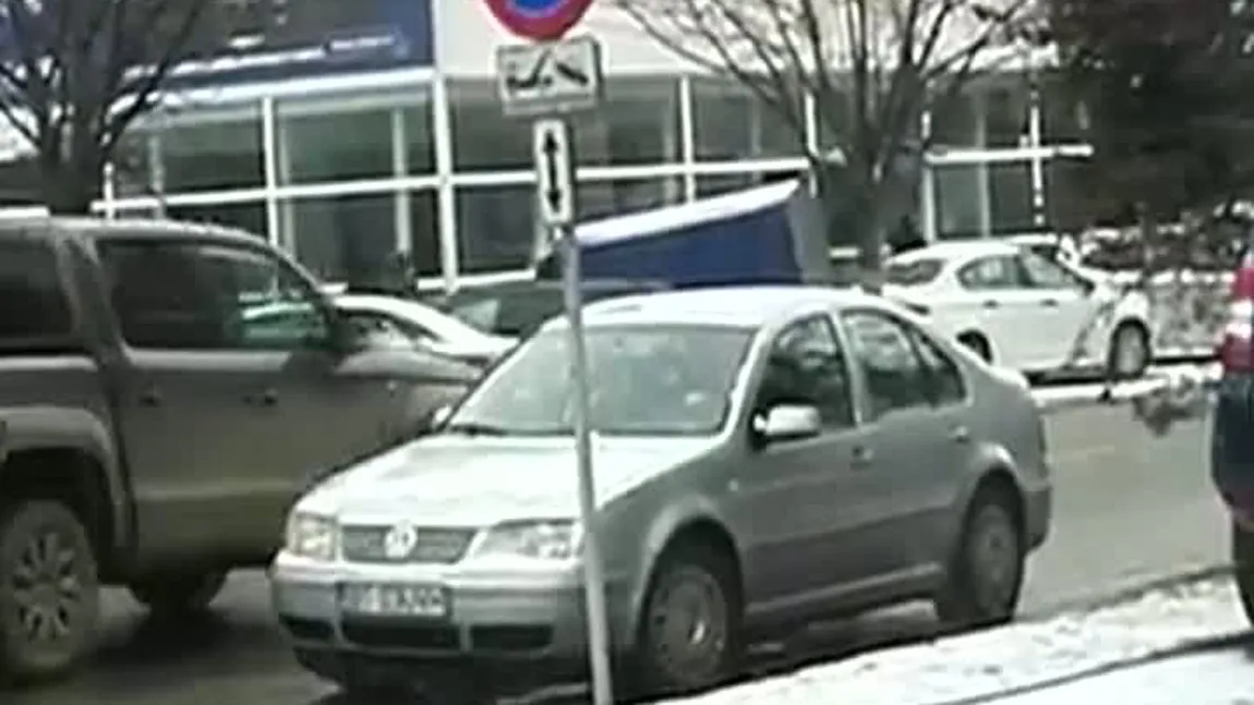 Scene incredibile în Botoşani. Un şofer a fost surprins în timp ce şi-a parcat maşina într-o intersecţie, pe contrasens VIDEO