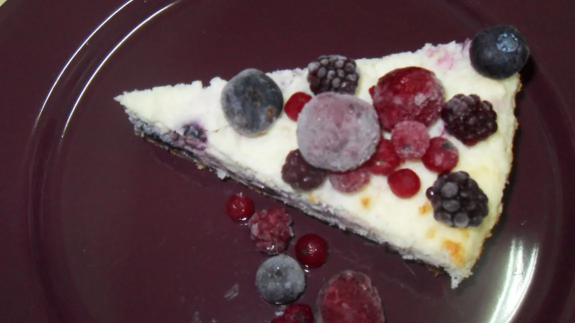 Desertul zilei: Cheesecake cu fructe de padure si cocos