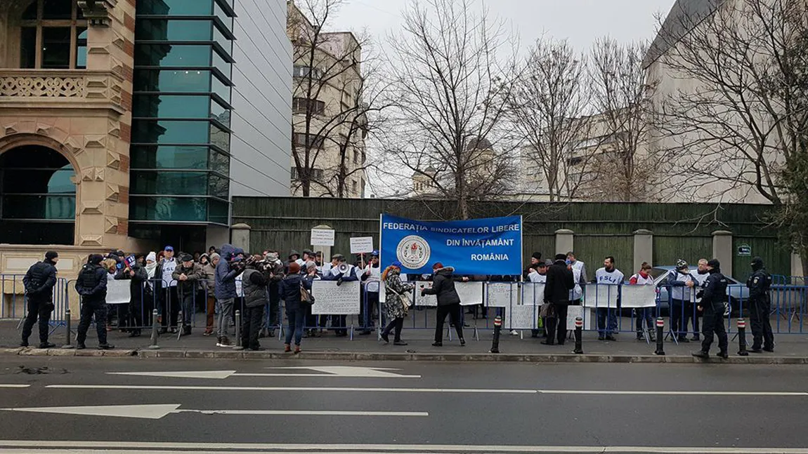 Protest la Ministerul Muncii. FSLI: Vasilescu promite soluţii pentru trei dintre problemele ridicate. Grila de salarizare rămâne
