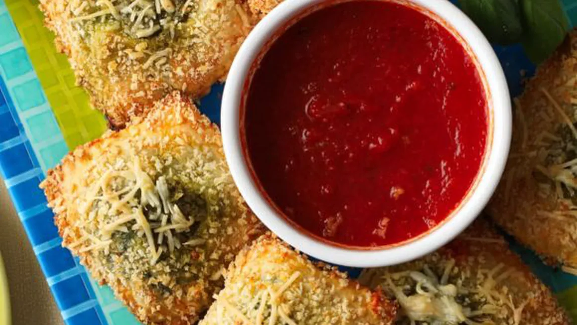 IDEE DE CINĂ: Ravioli cu brânză şi spanac, reţeta preparată la cuptor