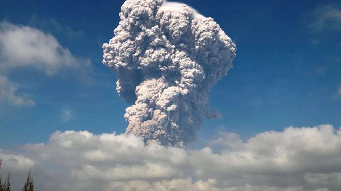 Vulcanul Sinabung a erupt şi aruncă cenuşă la 5 km în atmosferă. Imagini spectaculoase VIDEO