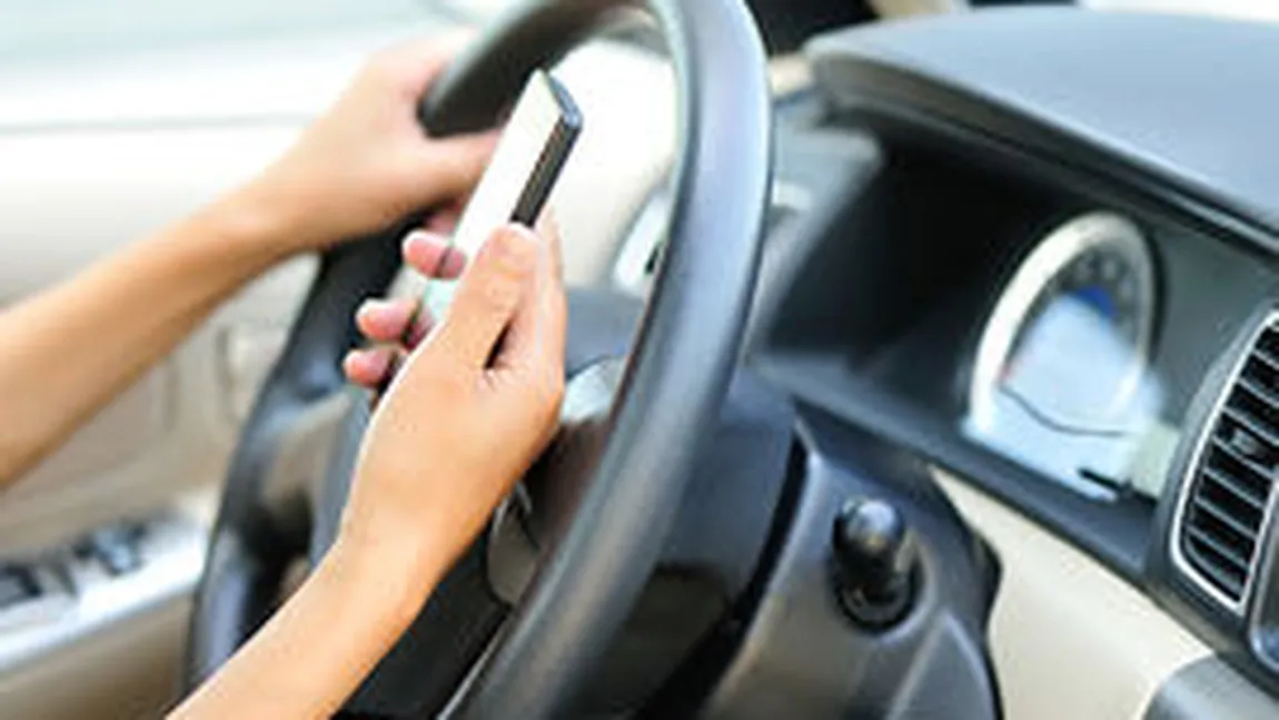 Se interzice folosirea telefoanelor mobile în maşini. Interdicţia, valabilă şi pentru vehiculele staţionate în afara parcărilor