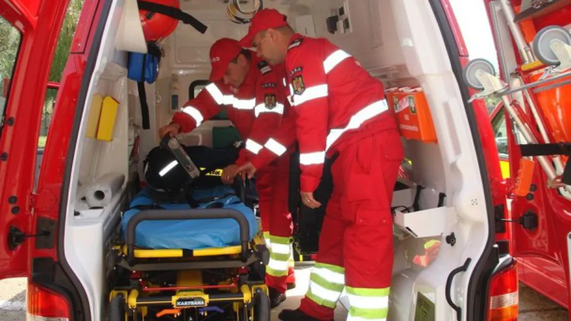 O femeie de 40 de ani care s-a accidentat la picior pe un traseu din Munţii Făgăraş, preluată de SMURD