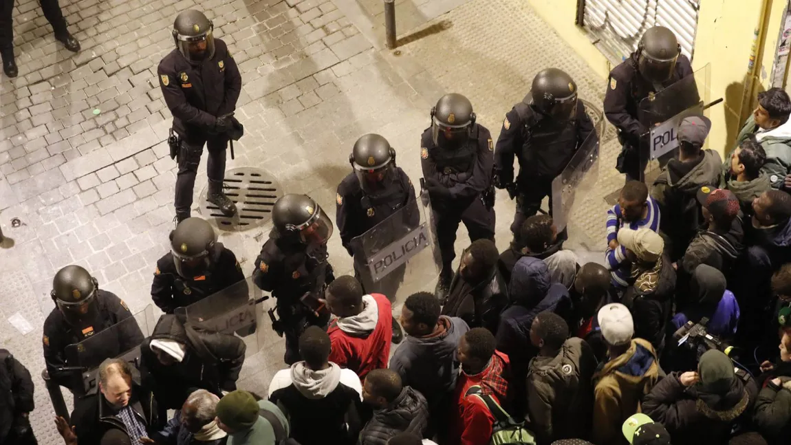 Violenţe la Madrid, după moartea unui vânzător senegalez: 10 poliţişti răniţi, 6 persoane arestate