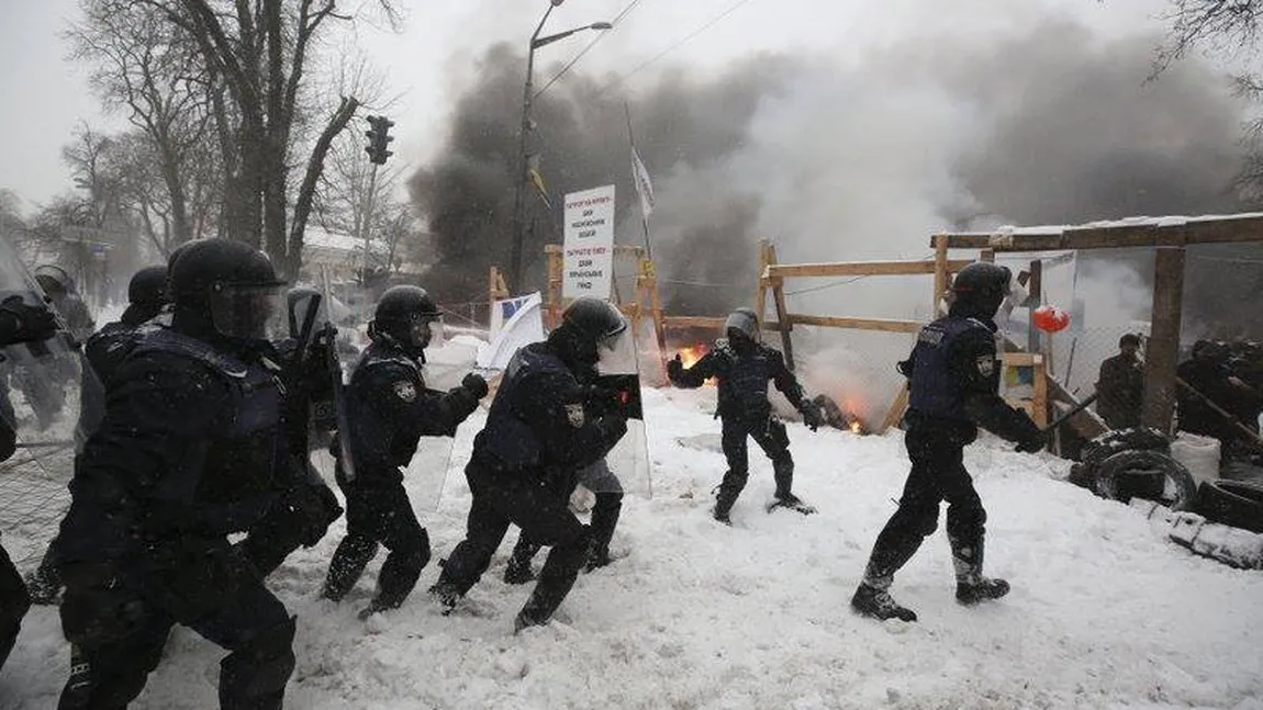 Zece persoane au fost rănite la Kiev când forţele de ordine au îndepărtat corturile protestatarilor din apropierea Parlamentului