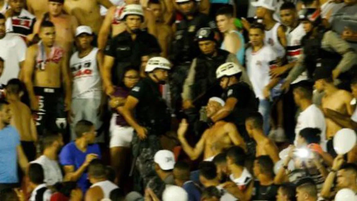 Zeci de răniţi pe stadion, în Brazilia, medicii i-au tratat pe gazon. Imagini şocante din arenă VIDEO