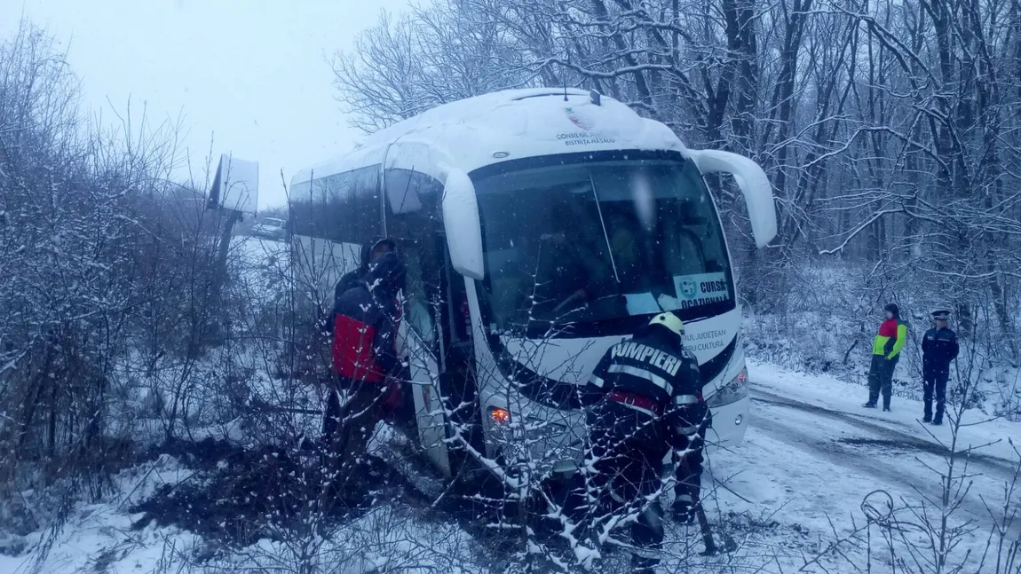 Vremea rea dă traficul peste cap: Carambol în Prahova, pe DN1, cu şapte autoturisme şi un tir. În Mureş a derapat un autocar cu copii