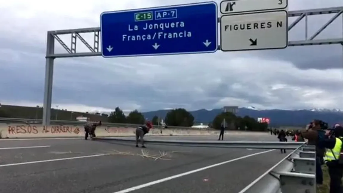 Camionagiii români au deblocat un drum închis de protestatarii catalani după arestarea lui Puigdemont