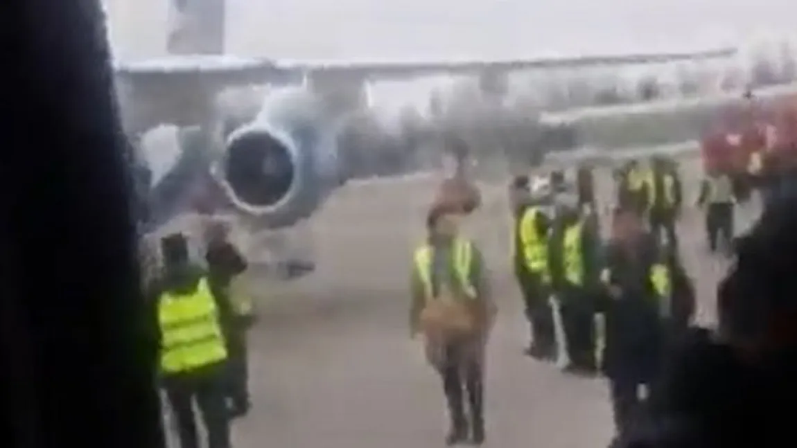 Clipe de panică într-un avion cu aproape 100 de oameni la bord. Un motor a explodat în timpul zborului VIDEO