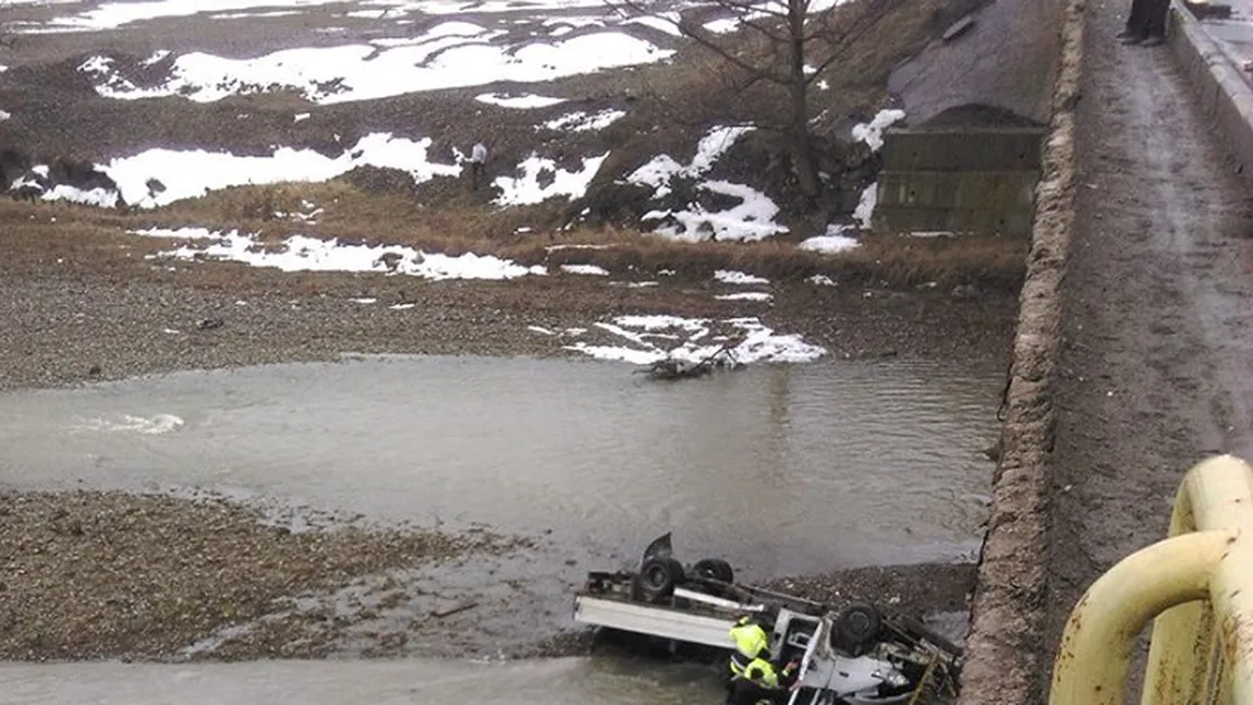Camionetă căzută de pe pod, în Suceava. O persoană a murit şi două au fost rănite