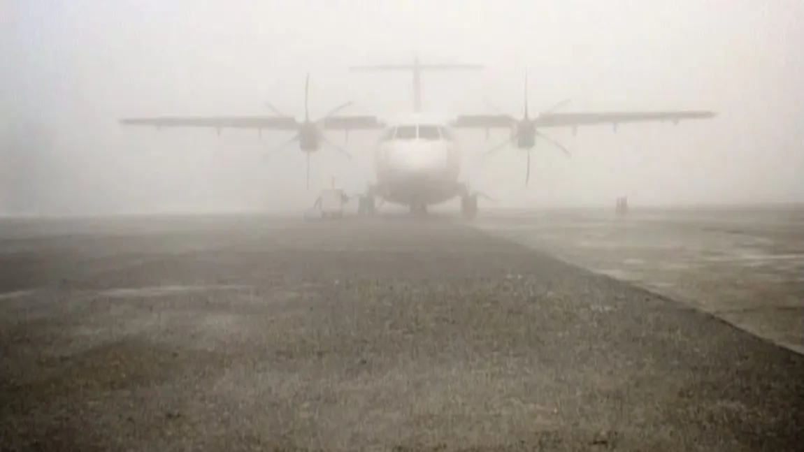 Un avion care trebuia să aterizeze la Bacău, redirecţionat către Iaşi. Pasagerii altei curse au survolat oraşul timp de 45 de minute