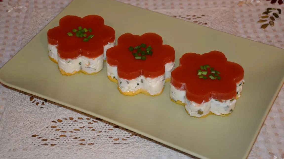 Cheesecake aperitiv cu topping de roşii