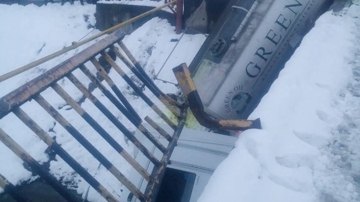 Cisterna răsturnată în judeţul Mureş a fost scoasă din râu. Motorina a fost transvazată în altă cisternă