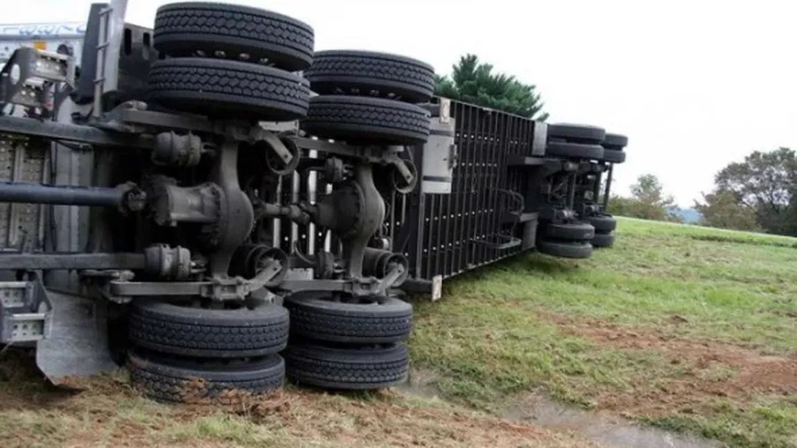 O cisternă cu 30.000 litri de motorină a căzut de pe un pod. Se intervine pentru limitarea scurgerilor în râul Chendu