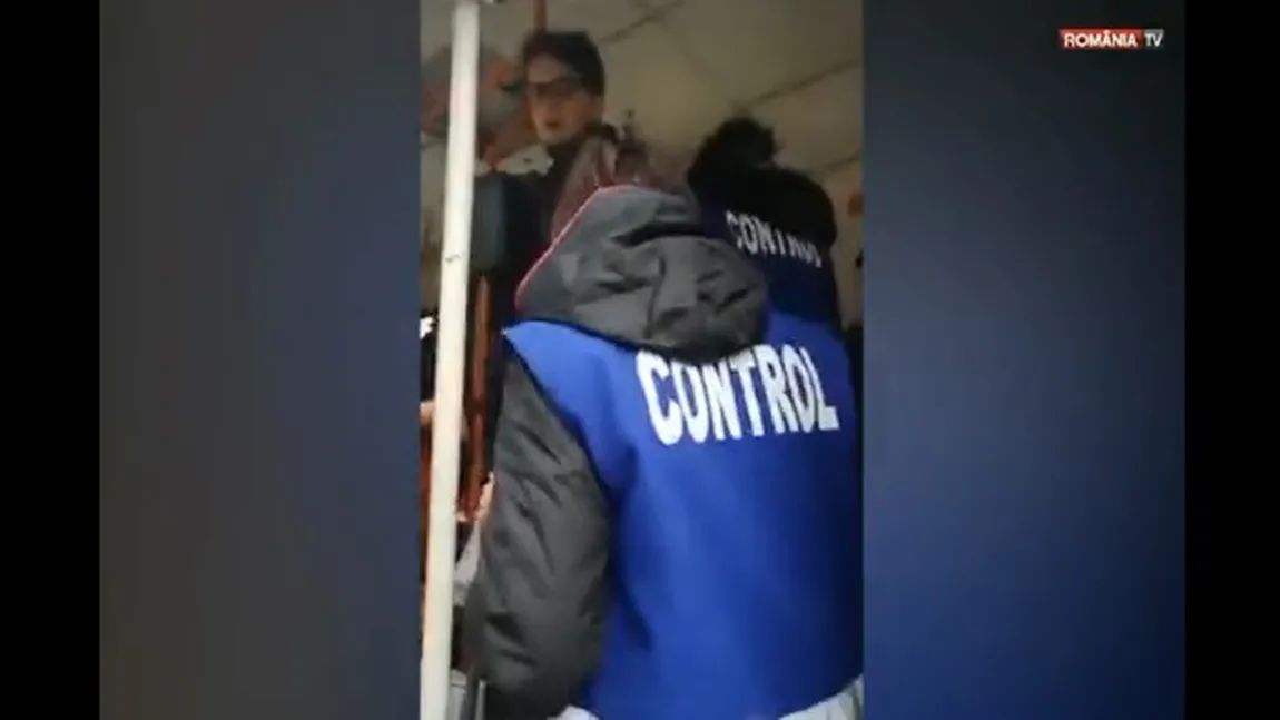 Bătaie în tramvai între controlori şi călător VIDEO