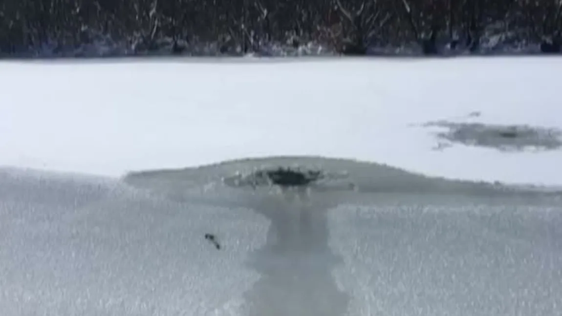 Un bărbat a spart gheaţa cu toporul ca să pescuiască la copcă, dar a căzut în apă