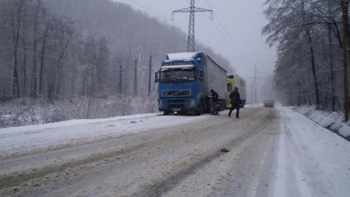Accident pe DN2 în care au fost implicate două autoturisme şi două TIR-uri. Trei persoane sunt rănite