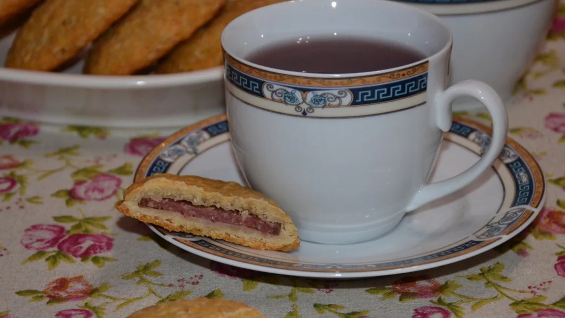 Biscuiti cu fulgi de ovăz, salam şi caşcaval